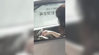 Il se fait sucer par une pute dans sa voiture