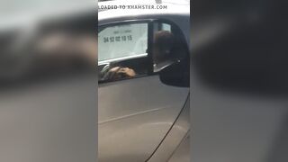 Il se fait sucer par une pute dans sa voiture