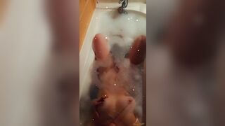 Magnifique MILF Française Qui Se Fait Jouir Rapidement Dans Son Bain Sur Snap!