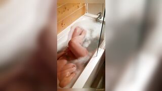 Magnifique MILF Française Qui Se Fait Jouir Rapidement Dans Son Bain Sur Snap!