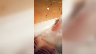 Magnifique MILF Française Qui Se Fait Jouir Rapidement Dans Son Bain Sur Snap!