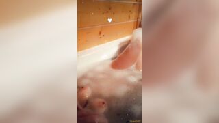 Magnifique MILF Française Qui Se Fait Jouir Rapidement Dans Son Bain Sur Snap!