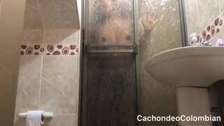 PAREJA AMATEUR TIENE SEXO CALIENTE EN LA DUCHA