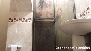 PAREJA AMATEUR TIENE SEXO CALIENTE EN LA DUCHA