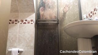 PAREJA AMATEUR TIENE SEXO CALIENTE EN LA DUCHA