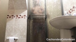 PAREJA AMATEUR TIENE SEXO CALIENTE EN LA DUCHA