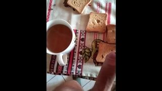 Porno colazione - contadino in stivali sborra su toast