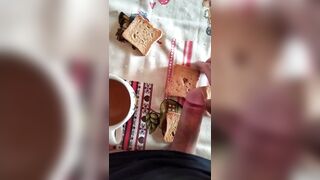 Porno colazione - contadino in stivali sborra su toast