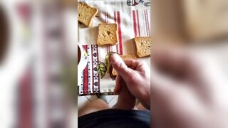 Porno colazione - contadino in stivali sborra su toast