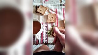 Porno colazione - contadino in stivali sborra su toast