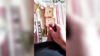 Porno colazione - contadino in stivali sborra su toast