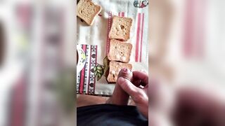 Porno colazione - contadino in stivali sborra su toast