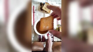 Porno colazione - contadino in stivali sborra su toast