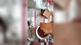 Porno colazione - contadino in stivali sborra su toast