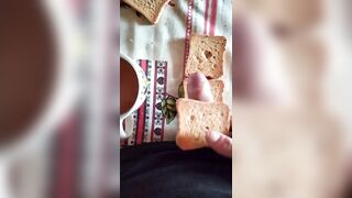 Porno colazione - contadino in stivali sborra su toast