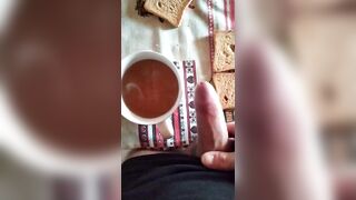 Porno colazione - contadino in stivali sborra su toast