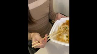 ノーブラでランチを食べる地下アイドルyoutuber