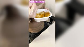 ノーブラでランチを食べる地下アイドルyoutuber