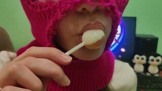 CUTE GIRL SUCKING A SWEET LOLLIPOP! (CHUPA CHUPS)!