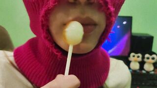 CUTE GIRL SUCKING A SWEET LOLLIPOP! (CHUPA CHUPS)!