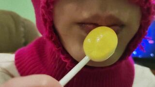 CUTE GIRL SUCKING A SWEET LOLLIPOP! (CHUPA CHUPS)!