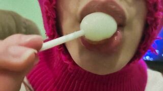 CUTE GIRL SUCKING A SWEET LOLLIPOP! (CHUPA CHUPS)!