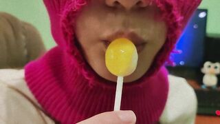 CUTE GIRL SUCKING A SWEET LOLLIPOP! (CHUPA CHUPS)!