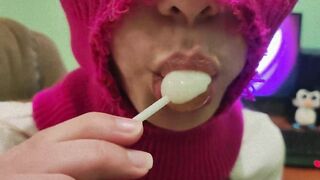 CUTE GIRL SUCKING A SWEET LOLLIPOP! (CHUPA CHUPS)!