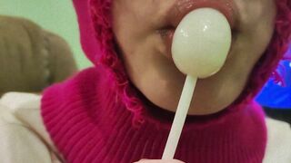 CUTE GIRL SUCKING A SWEET LOLLIPOP! (CHUPA CHUPS)!