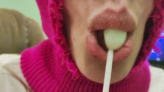 CUTE GIRL SUCKING A SWEET LOLLIPOP! (CHUPA CHUPS)!