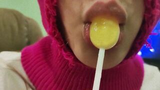 CUTE GIRL SUCKING A SWEET LOLLIPOP! (CHUPA CHUPS)!