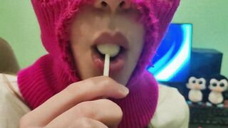 CUTE GIRL SUCKING A SWEET LOLLIPOP! (CHUPA CHUPS)!