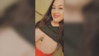 Gorgeous, hot and always horny BBW Cougar Bellacarina94 clips of her huge natural tits