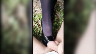 knee down and cum on my high heels (outdoor forest)