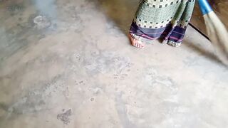 DESI KAAMWALI NE JHADU SE HI APNI CHUT KI BHUK MITAYI Ft. YOUR BIJLI