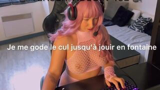 EXTRAIT - Cosplay gameuse, je me gode le cul jusqu’à jouir en fontaine