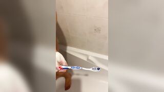 Il a giclé sur ma brosse à dent