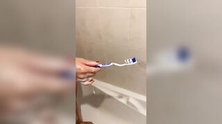 Il a giclé sur ma brosse à dent