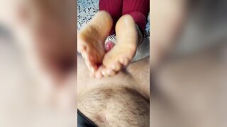 My boyfriend's best friend wants a footjob with my Littles soles ????????????