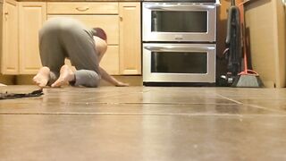 My housekeeper : naked on the floor on all fours !