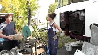 Trailergirl Lullu Gun Bekommt Die Fotze Vom Paketboten Besamt Trailer