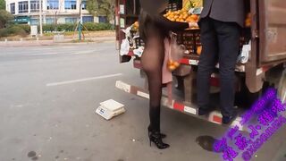 【Sexy Lingerie】Wear sexy lingerie and go to the roadside to buy fruit