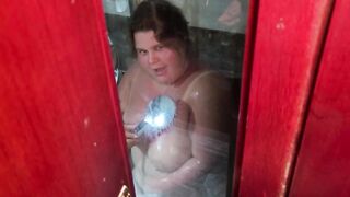 Massive cumshot for a tanned chubby hottie in the shower