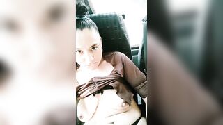 Une fille excitée prend le bus et quoi qu'il arrive devant des inconnus baise sa chatte humide