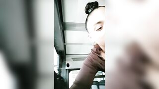 Une fille excitée prend le bus et quoi qu'il arrive devant des inconnus baise sa chatte humide