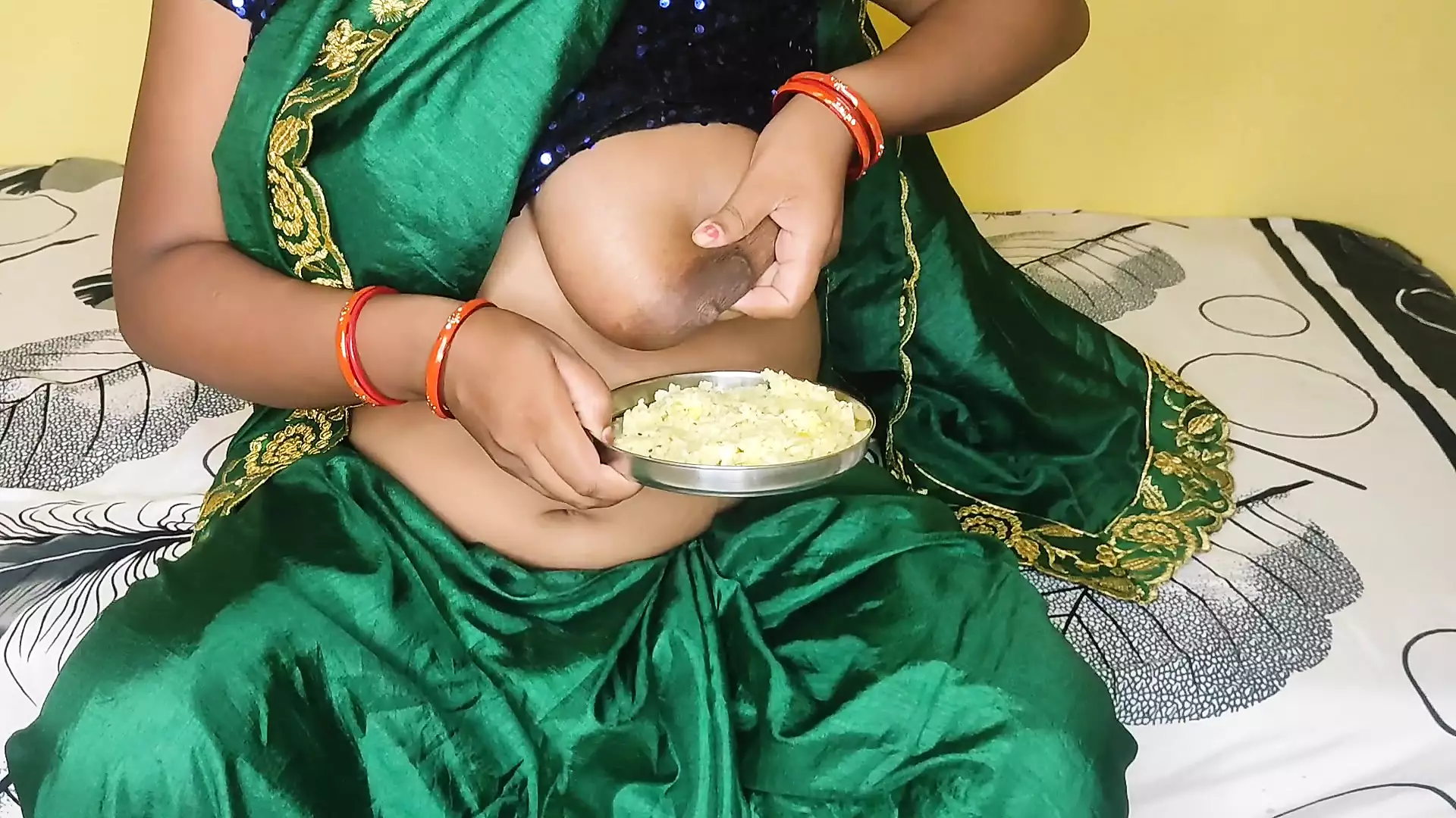 Bhabhi ne apne dudh se khana khilaya Apne devar ko Hindi video.