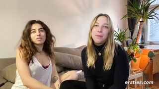 Ersties - Kara X und Zoe B reiben sich mit Öl ein und lecken sich die Muschis gegenseitig