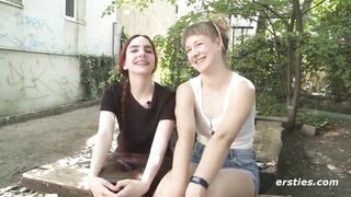 Ersties - Heiße Fußspiele und Paddel-Action mit Ida und Claudia M