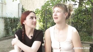 Ersties - Heiße Fußspiele und Paddel-Action mit Ida und Claudia M